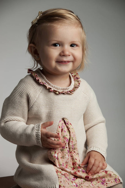 17 ay eski oturan kız gülümseyerek - Fotoğraf, Görsel