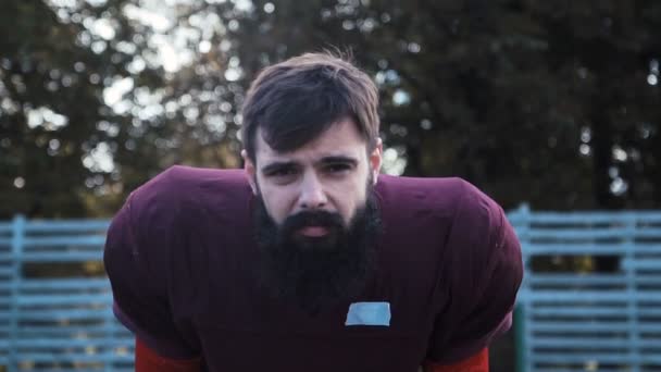 Amerikai futball játékosok előkészítése sisakok - Felvétel, videó