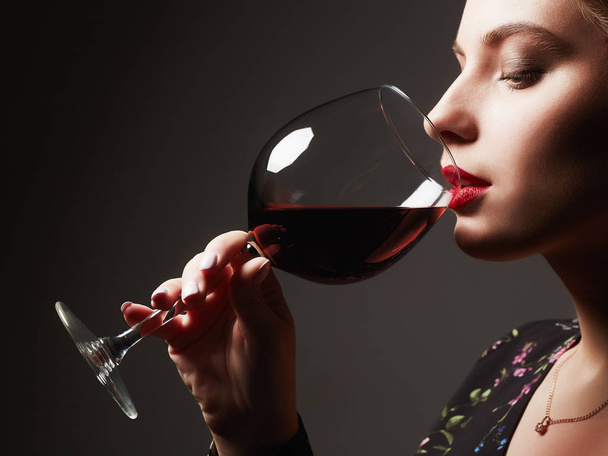 Красива молода жінка п'є вино
 - Фото, зображення