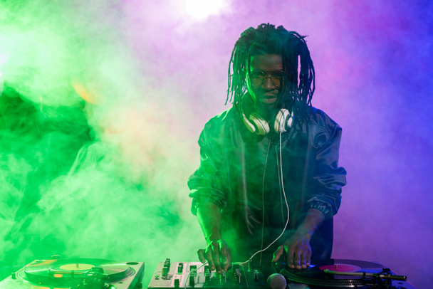 ammatillinen afrikkalainen amerikkalainen DJ
 - Valokuva, kuva