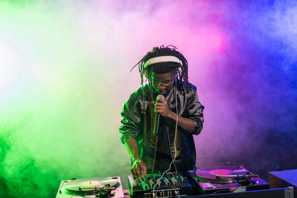 DJ afroamericano profesional
  - Foto, Imagen