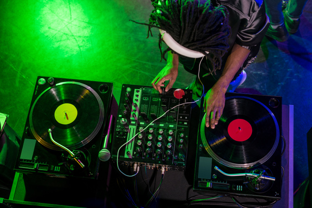 DJ en auriculares con mezclador de sonido
  - Foto, Imagen
