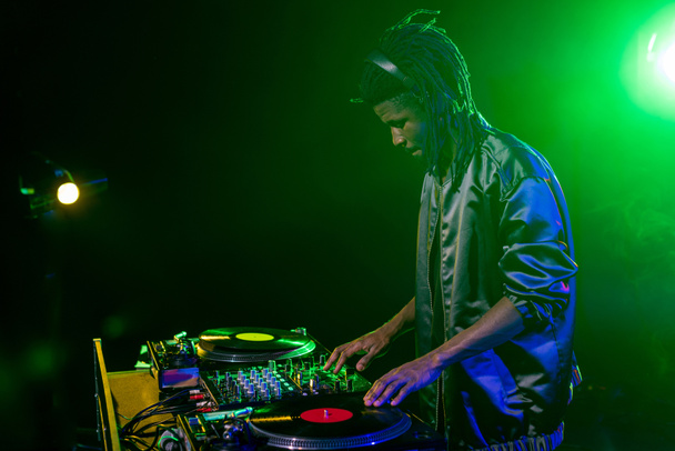 Africano DJ americano em boate
  - Foto, Imagem