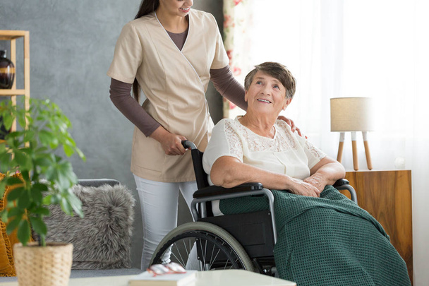 Happy elderly woman in wheelchair - Foto, immagini
