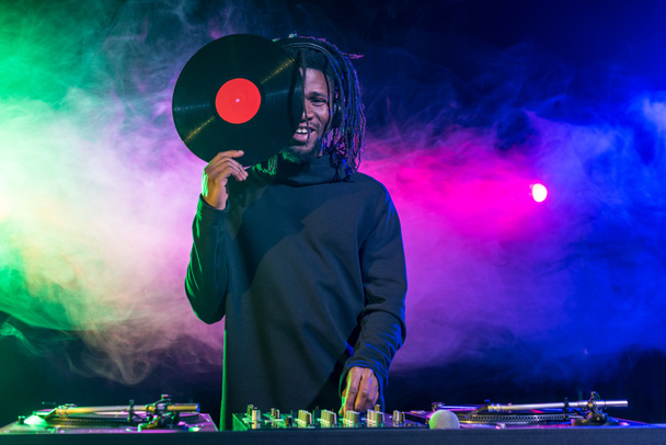 DJ afro-américain avec vinyle
 - Photo, image
