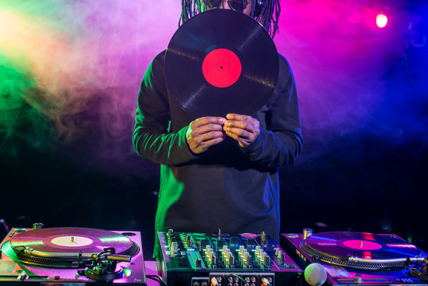 DJ con mezclador de vinilo y sonido
 - Foto, imagen