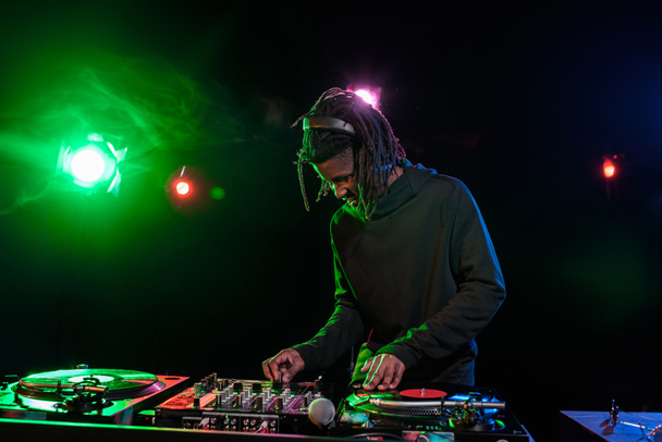 DJ avec mixeur sonore en boîte de nuit
  - Photo, image