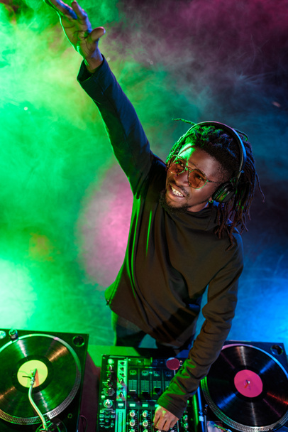 afrikanisch-amerikanischer DJ auf Konzert  - Foto, Bild