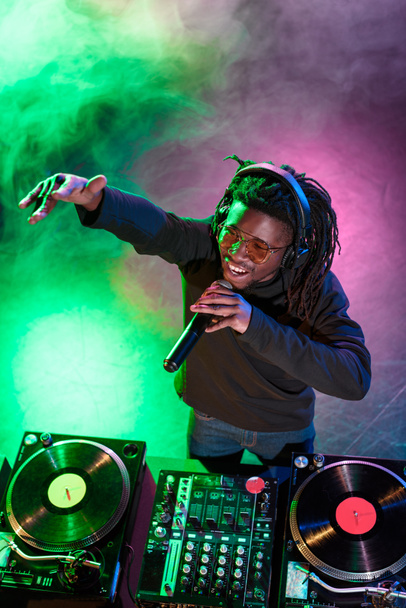 DJ в навушниках з мікрофоном
 - Фото, зображення