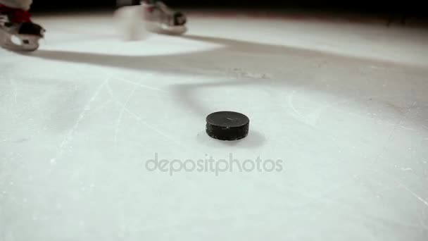 Ammatillinen jääkiekkoilija tuottaa laukaus maalia kohti jääareenalla
. - Materiaali, video