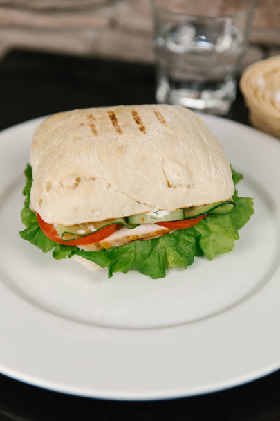 сэндвич с ветчиной и овощами - Фото, изображение