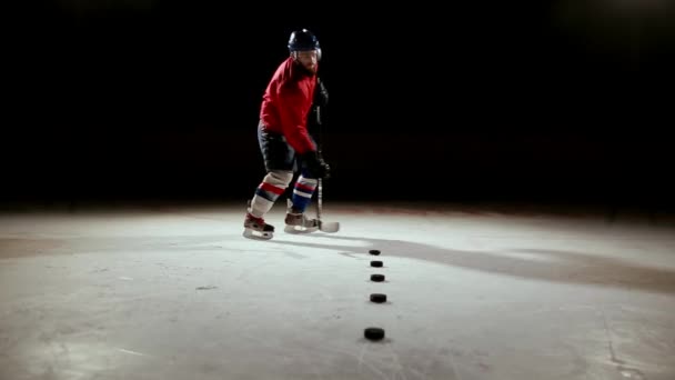 Jugador de hockey profesional produce un tiro en la portería en la arena de hielo
. - Metraje, vídeo
