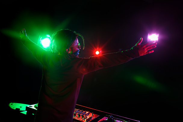 Club-DJ mit Soundmixer - Foto, Bild