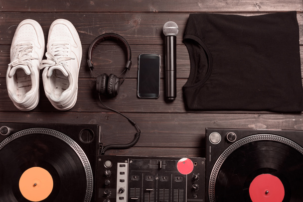 звуковий мікшер DJ, смартфон і навушники
  - Фото, зображення