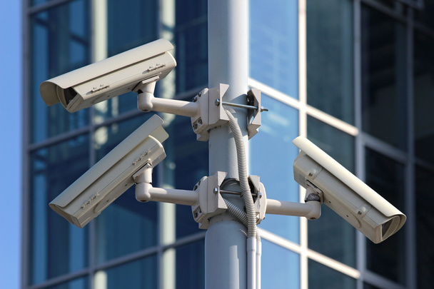 Trois caméras de sécurité cctv sur le pylône de la rue
 - Photo, image