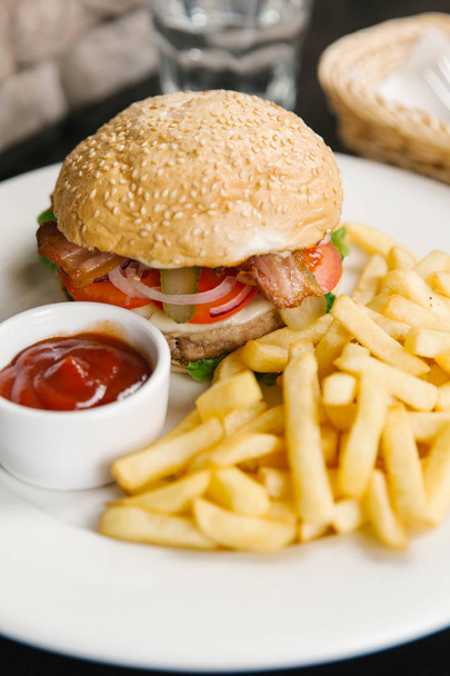 amerykański burger z frytkami  - Zdjęcie, obraz