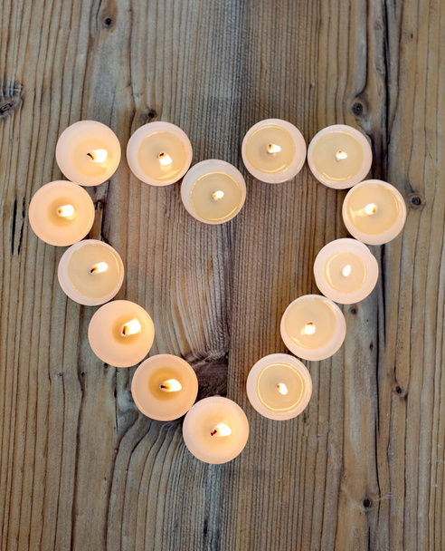 Форма серця палаючих свічок
 - Фото, зображення