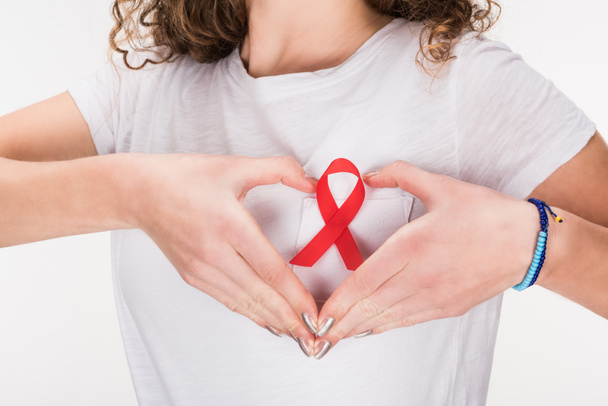 Nainen, jolla on punainen aids nauha
 - Valokuva, kuva