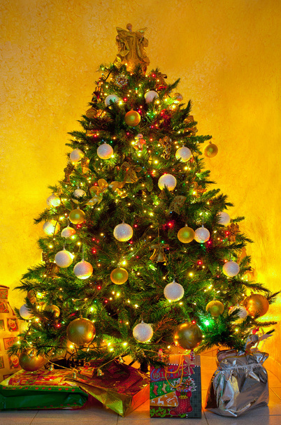 Árbol de Navidad con regalos - Foto, imagen