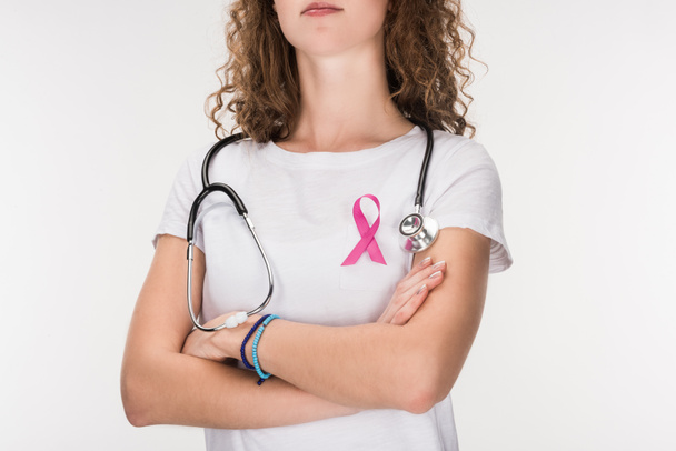 Frau mit Stethoskop und Brustkrebsband - Foto, Bild