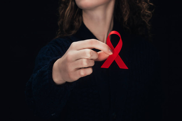 Nainen, jolla on punainen aids nauha
 - Valokuva, kuva