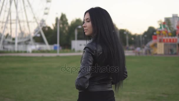 giovane ragazza a piedi e si gira sullo sfondo del soleggiato parco estivo
 - Filmati, video