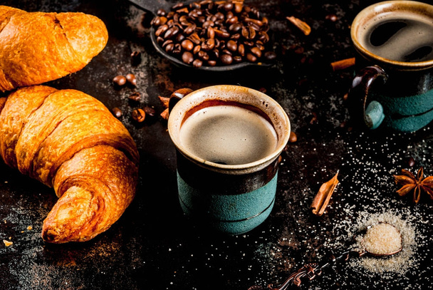 croissants met koffie - Foto, afbeelding