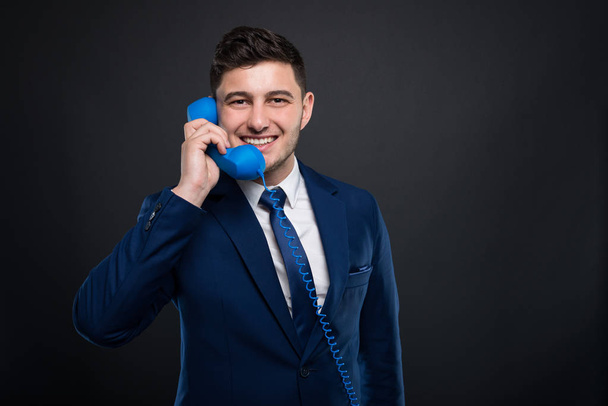 Hombre de negocios alegre en el teléfono
 - Foto, Imagen