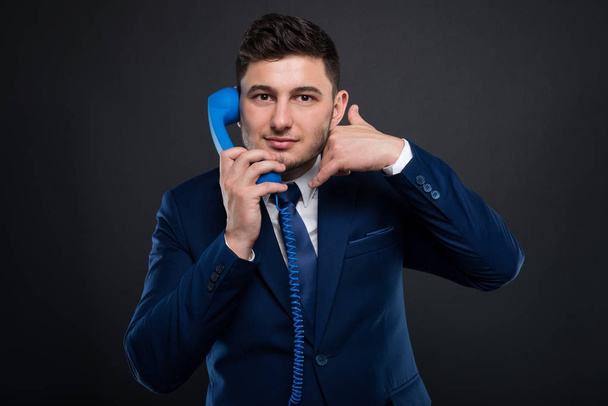 Telefon vevővel barátságos férfi vállalkozó - Fotó, kép