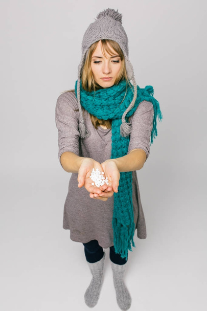 woman holding pile of pills - Fotografie, Obrázek