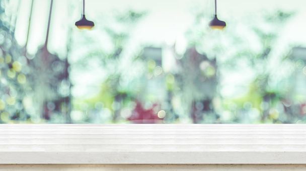 Üres fehér deszka fából készült asztallap homályos ablak kávé - Fotó, kép