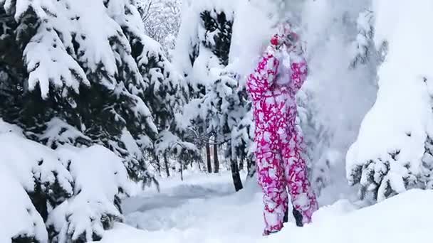 Niño enérgico en invierno nieve al aire libre a pie
. - Metraje, vídeo