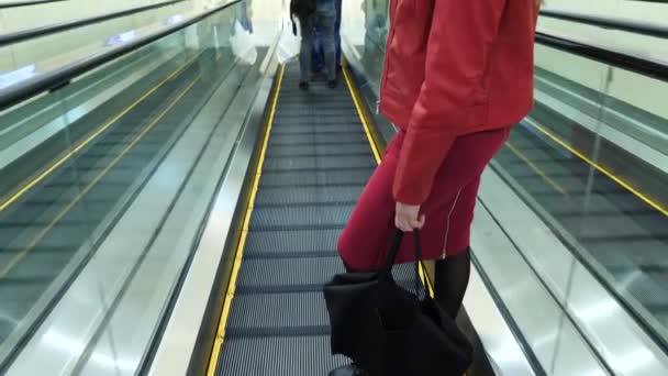 Yürüyen Merdiven Küpeşte kadının el hareketi. 4 k, yavaş hareket, yakın çekim - Video, Çekim