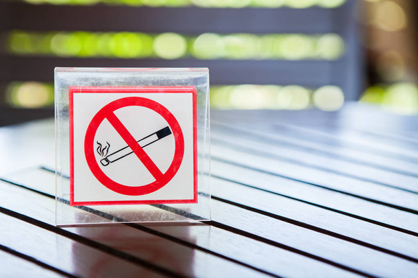Признаки отсутствия курения на столе
 - Фото, изображение