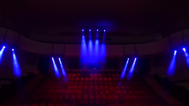 Rode fluwelen zitplaatsen voor toeschouwers in het theater of bioscoop. Rode fluwelen stof doek lege veel zetels rij kolom in Movie Theater Concert of Seminar conferentie kamer - Video