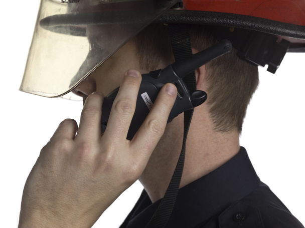 пожежник говорить на портативному радіо
 - Фото, зображення