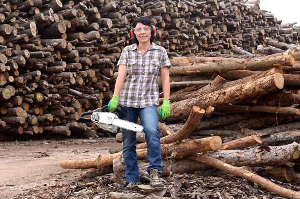 portrait of a woman with a chainsaw - Foto, Imagen