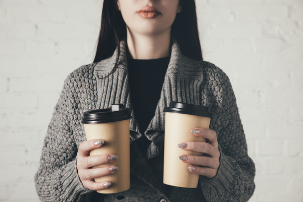 woman with two disposable cups - Φωτογραφία, εικόνα