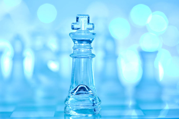 Hauras läpinäkyvä lasi shakki sinisellä pohjalla  - Valokuva, kuva