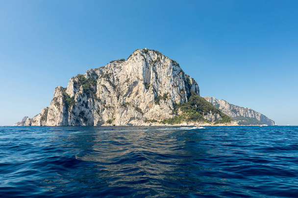 A Capri szigetén egy nagyon festői, buja és rendkívüli helyen, híres a magas sziklák Olaszországban. - Fotó, kép