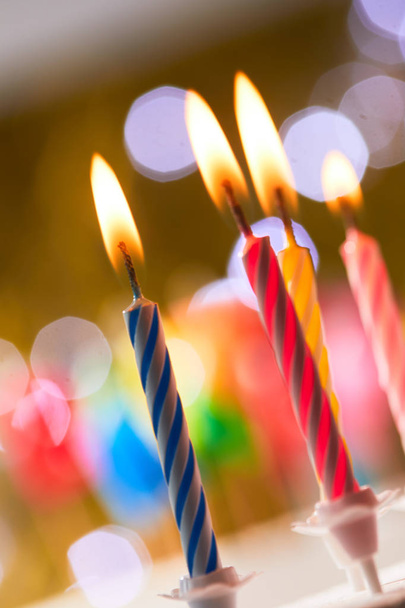 Барвисті день народження свічки
 - Фото, зображення