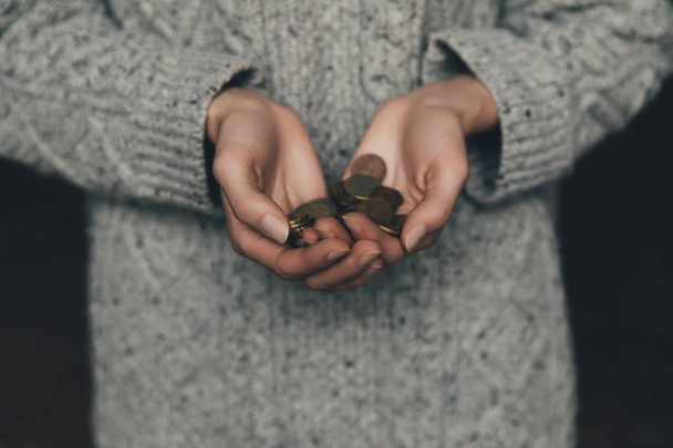 Kobieta trzyma monety - Zdjęcie, obraz