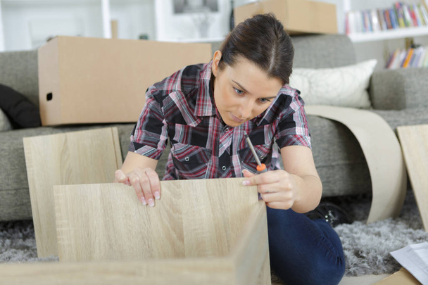 vrouw inspectie een meubilair - Foto, afbeelding