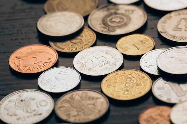 recolha de moedas em cima da mesa
 - Foto, Imagem