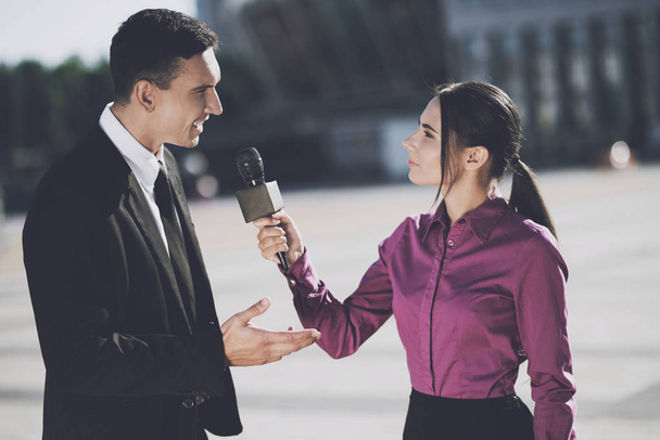 Business man giving an interview to a woman - Foto, Bild