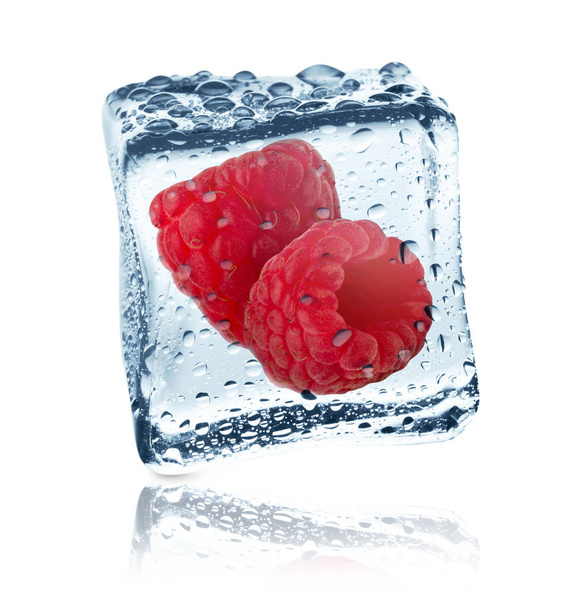 Maliny v ice cube, izolované - Fotografie, Obrázek