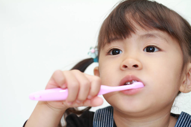 Japanilainen tyttö harjaamalla hampaitaan (3 vuotta vanha
) - Valokuva, kuva