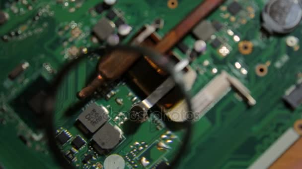 Fehlersuche Komponenten der CPU mit einer Lupe - Filmmaterial, Video