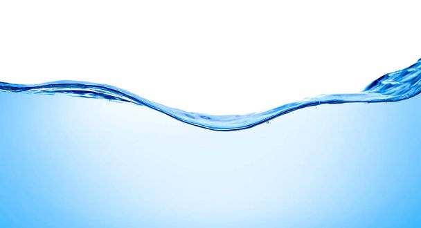 gros plan des vagues et des bulles d'eau sur fond blanc - Photo, image
