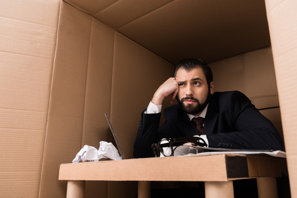 aburrido hombre de negocios en caja
 - Foto, Imagen